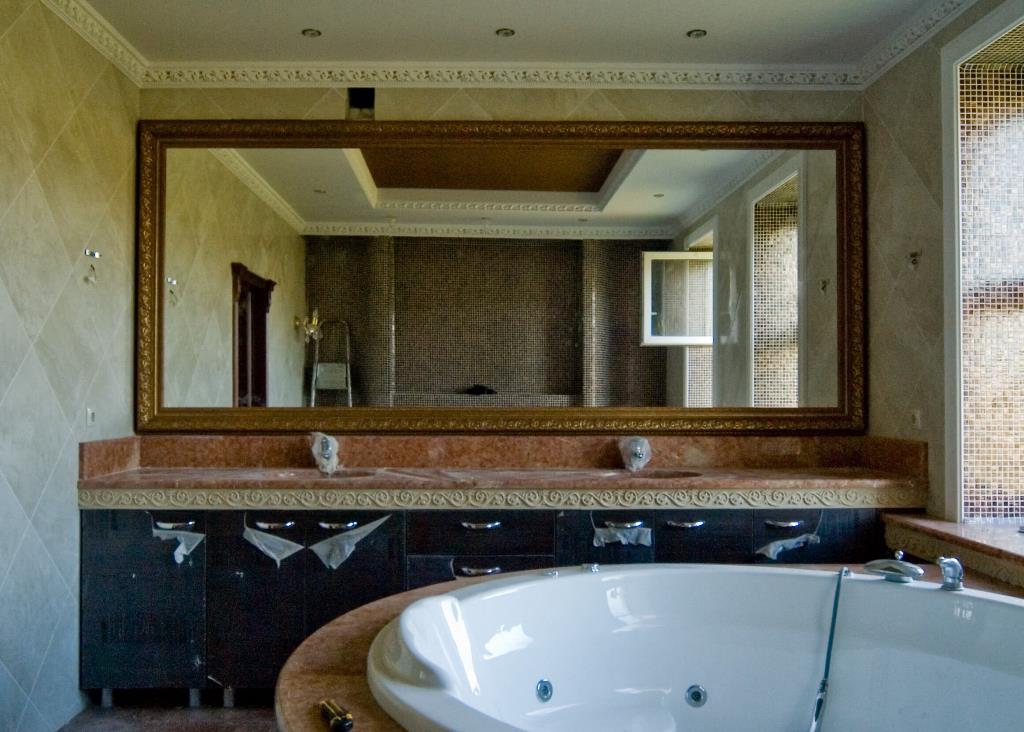  настенное с багетом рамка из багета зеркало обычное --в ванной